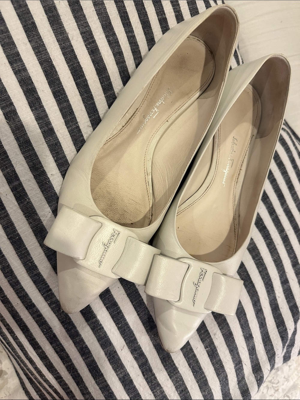 Salvatore Ferragamo Cream Leather Vara Bow Pointed-Toe Flats